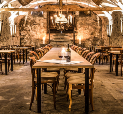 02_dinnerparty_robinroom-410x380